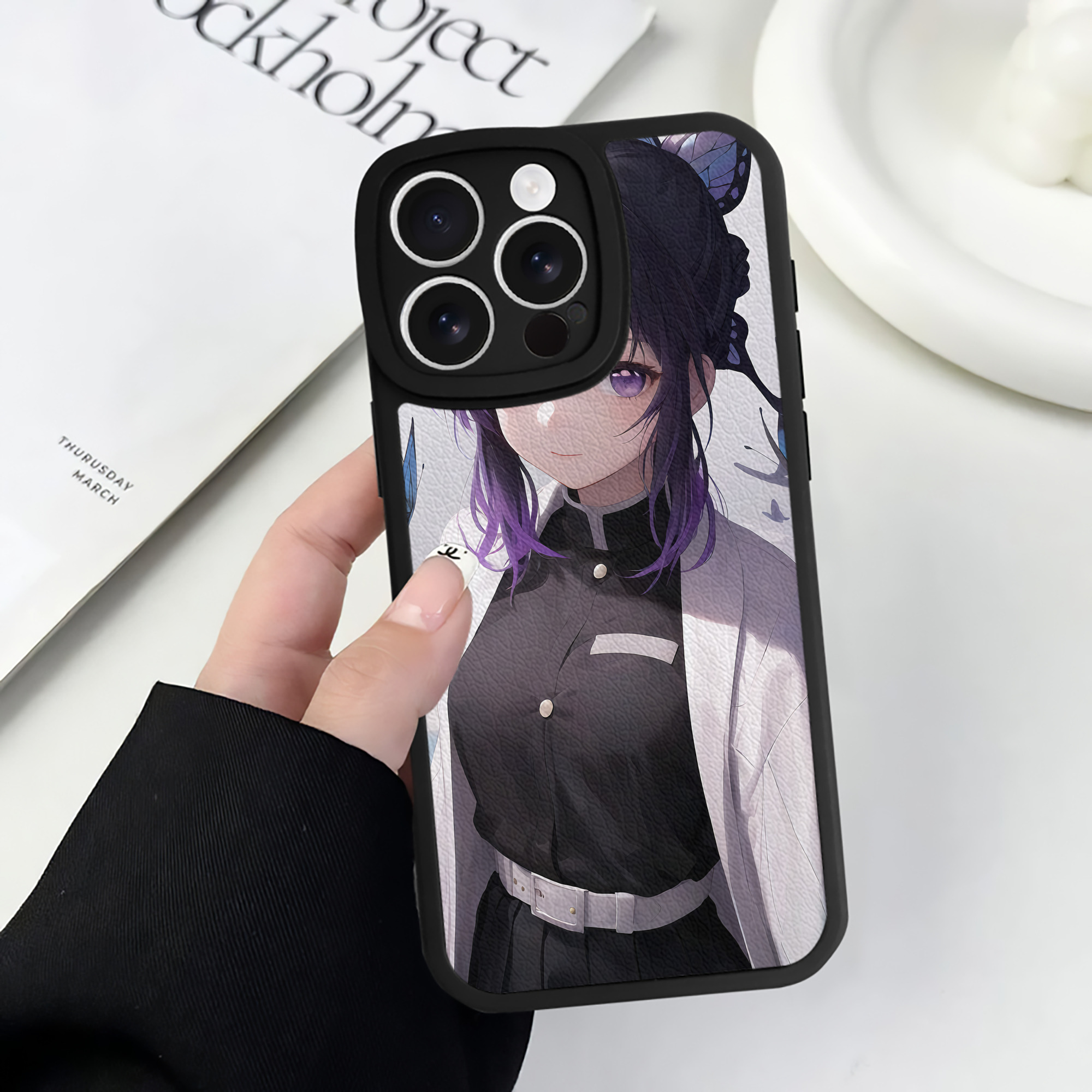 （画像用） 鬼滅の刃（きめつのやいば）蟲柱-胡蝶 しのぶ／こちょう しのぶ Kochou Shinobu 【iPhone 16シリーズ対応】シリコンスマホケース（レザー調） 材質：シリコン